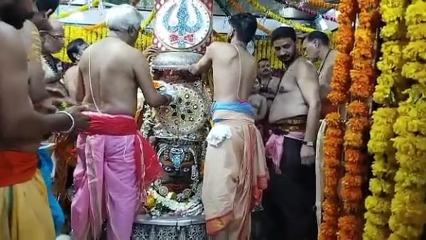 देश और दुनिया से आती हैं राखियां 