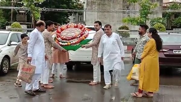 भगवान को अर्पित की विश्व की सबसे बड़ी राखी भगवान को अर्पित की विश्व की सबसे बड़ी राखी
