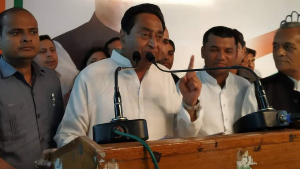 'पार्टी में समर्पण के साथ काम कर रहे लोग'