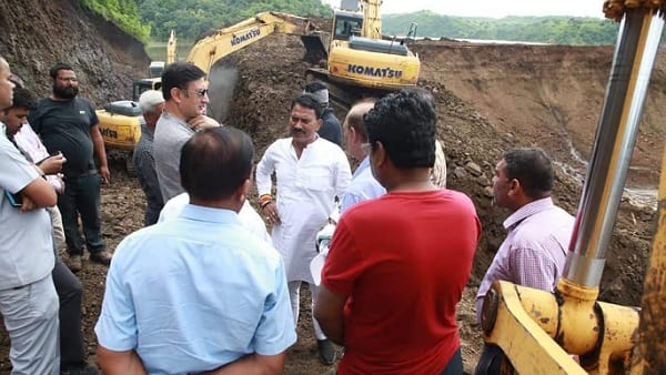 लीकेज की मरम्मत का काम जारी 