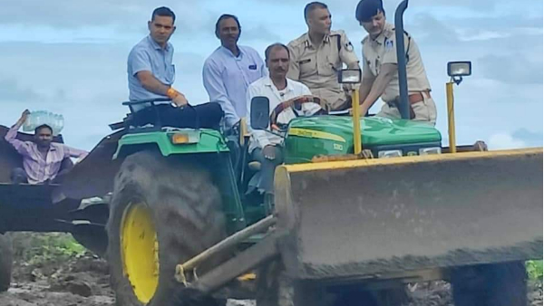 कड़ैया चंवर गांव पहुंचे आईजी इरशाद वली और कलेक्टर