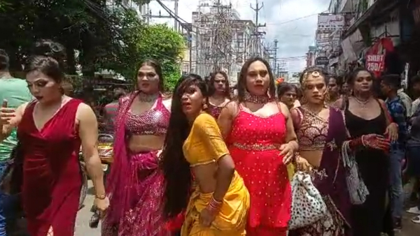 फिल्म अभिनेत्रियों की तरह पहने आकर्षक वस्त्र फिल्म अभिनेत्रियों की तरह पहने आकर्षक वस्त्र