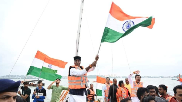 मंत्री सारंग ने 75 नावों से निकाली तिरंगा यात्रा