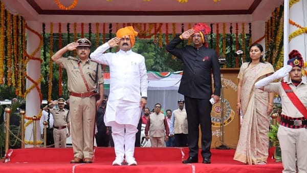 विभिन्न विभागों के दल परेड में हुए शामिल 