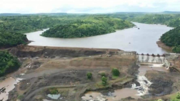 विशेषज्ञों से मार्गदर्शन लेकर बांध में उचित स्थान पर कट लगाया विशेषज्ञों से मार्गदर्शन लेकर बांध में उचित स्थान पर कट लगाया