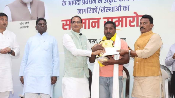 पोकलेन मशीनों के ड्राइवर व सहायकों का सम्मान