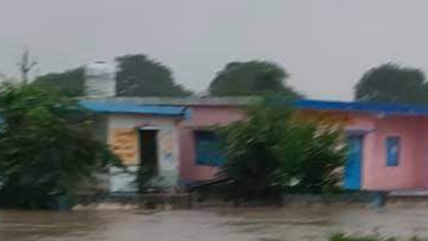 स्कूलों में भरा जाता है बारिश का पानी स्कूलों में भरा जाता है बारिश का पानी