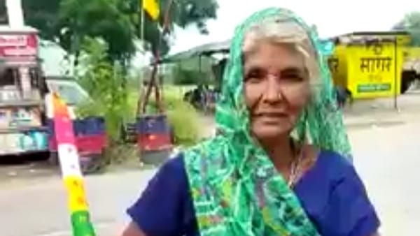 यात्रा के लिए उत्साहित बुजुर्ग महिला 