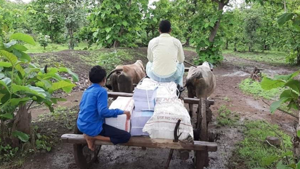 बैलगाड़ी से किताबें लेकर स्कूल पहुंचे थे शिक्षक नीरज