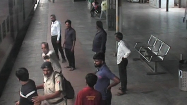 रेलवे अधिकारी ने की आरक्षक की सराहना