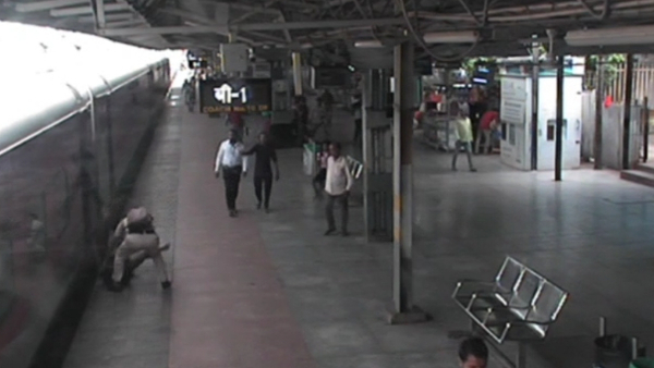 चलती ट्रेन में चढ़ते समय पैर फिसला