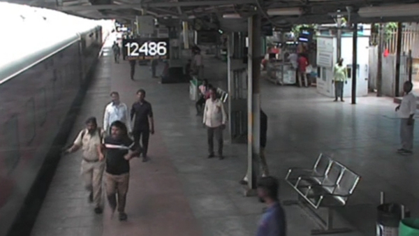 चेन पुलिंग कर ट्रेन को रोका गया