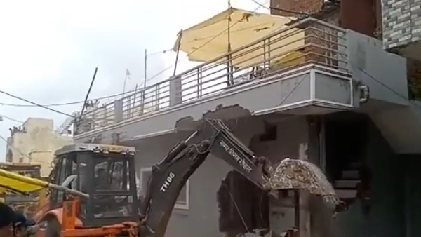 bulldozer went to the house of Altafs mother, who slapped encroachment officer bulldozer went to the house of Altafs mother, who slapped encroachment officer