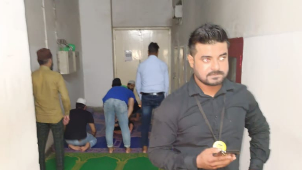 10 से 12 कर्मचारी निकासी द्वार के पास अता कर रहे थे नमाज