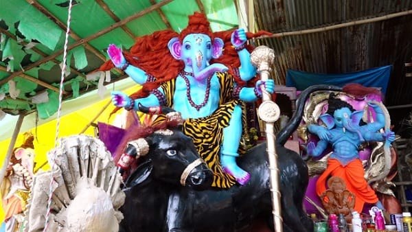 बेहद सुंदर लग रही मूर्तियां 