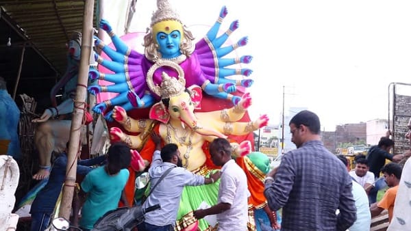 कोलकाता से आए कलाकार कर रहे तैयार 