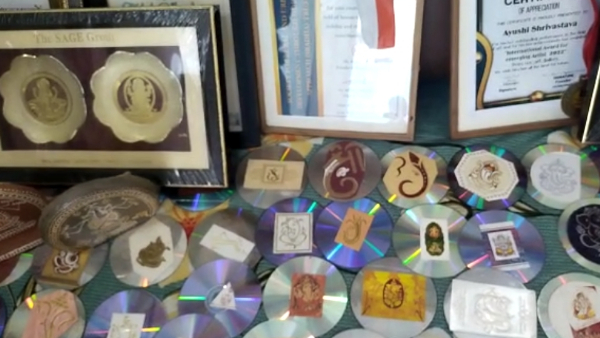 5001 सीडी पर गणेश जी के चित्र को चिपकाया