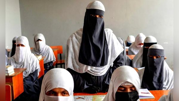 काबुल में महिलाओं, अफगान लोगों से अत्याचार काबुल में महिलाओं, अफगान लोगों से अत्याचार