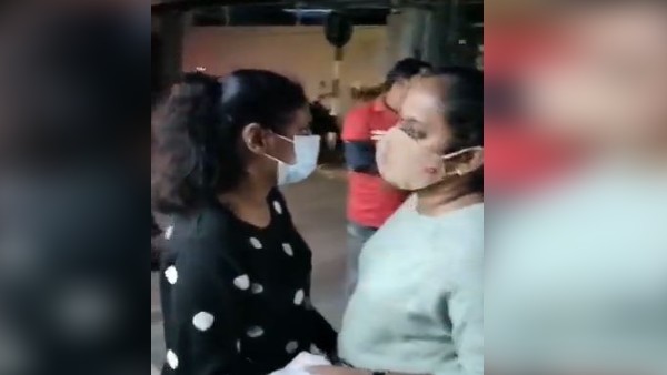 महिला के खिलाफ सख्त कार्रवाई की मांग महिला के खिलाफ सख्त कार्रवाई की मांग