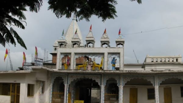 सतना रोड में स्थित ओइला मंदिर