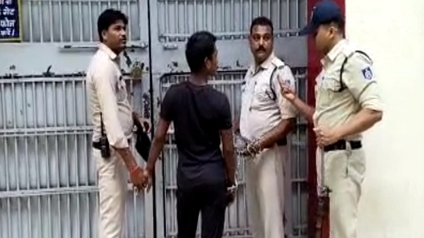 चेहरे पर शिकन तक नहीं, हंसते हुए पोज दिए, मुस्कराते हुए जेल के भीतर गया चेहरे पर शिकन तक नहीं, हंसते हुए पोज दिए, मुस्कराते हुए जेल के भीतर गया