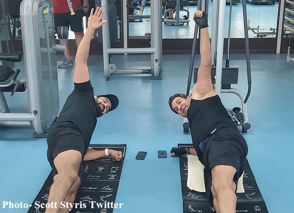 वह एक बेहतरीन ऑलराउंडर हैं वह एक बेहतरीन ऑलराउंडर हैं