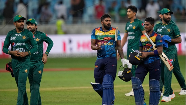 सड़क पर निकल कर मनाया जश्न