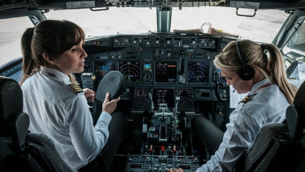 प्लेन के अंदर आंखों में होने लगती है ये बड़ी परेशानी