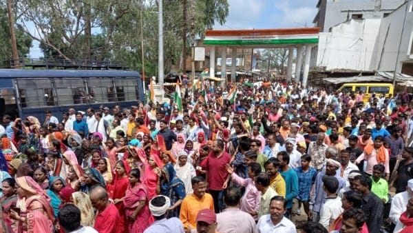 प्रदर्शन में 80 गांव के लोग शामिल