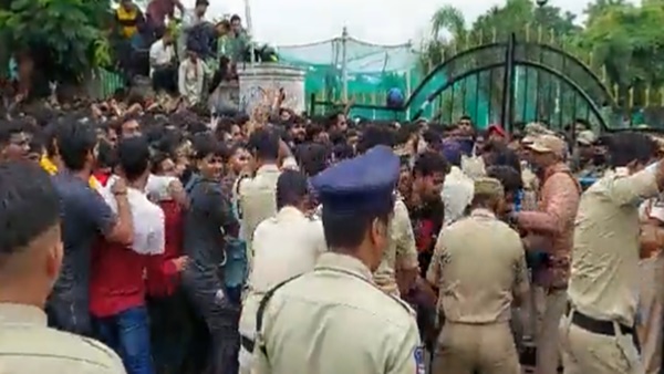 टिकट की बिक्री शुरू होते ही मच गया भगदड़