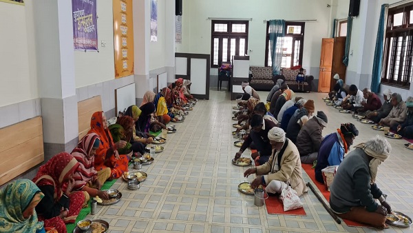 विदेशों से भी लोग पितरों की तृप्ति के लिए भोजन कराने आते हैं