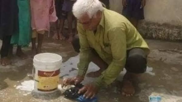 छात्रा की फोटो खींचकर शिक्षक ने किया वायरल