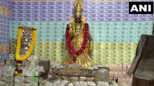 हर नवरात्रि में मंदिर को अलग-अलग तरीकों से सजाया जाता