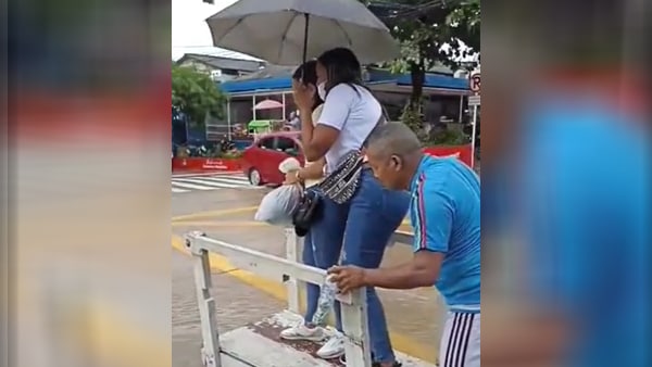 दो लड़कियों को पार करा है शख्स