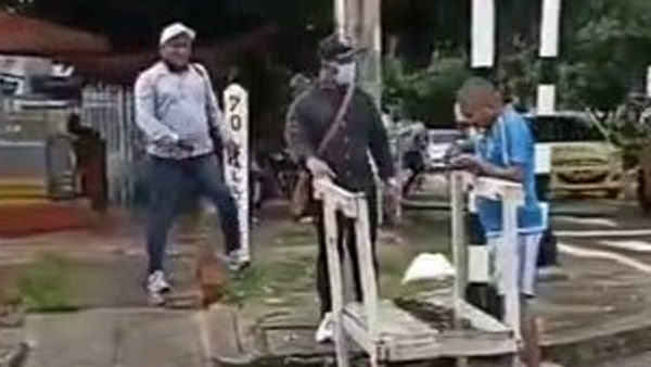 लोगों को पार होने के लिए करना पड़ता है इंतजार