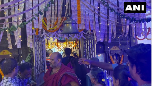दीवारों और फर्श को नोटों से सजाया