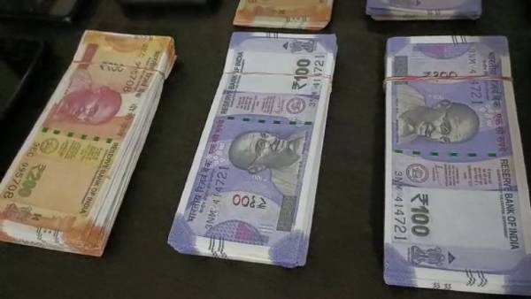 नोट छापने वाली मशीन ज़ब्त