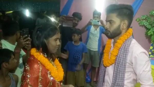 बिना बैंड बाजे की हुई शादी के हो रहे चर्चे