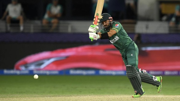 लड़की की तरफ ना तो मैं देखता हूं और ना ही फोटो खिंचवाता हूं