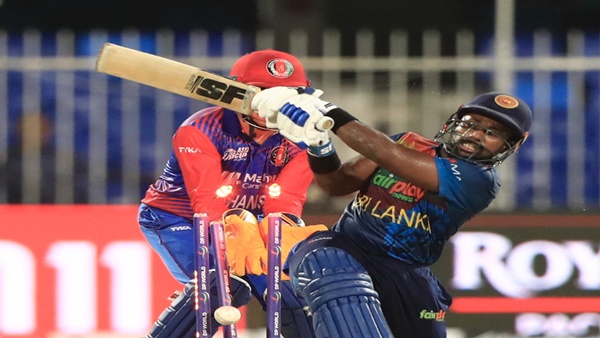 मैदान पर अलझे राशिद और दनुष्का गुणाथिलका