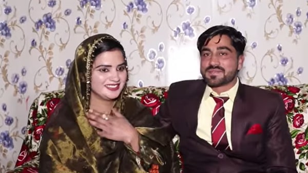 हाउसकीपर को किया प्रपोज