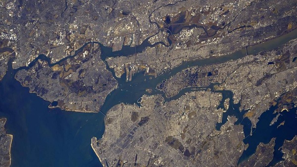 हमलों के पीड़ितों और नायकों का सम्मान करते हैं