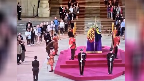 यूजर्स कर रहे कमेंट