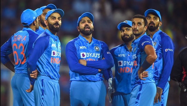 नन्हे फैंस के पास पहुंचे नन्हे फैंस के पास पहुंचे