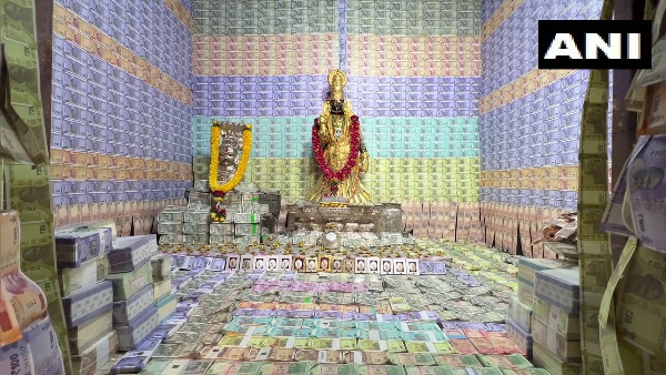 विदेश से आए फूलों से सजा माता वैष्णो देवी मंदिर