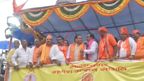 man tried to confront Himanta Biswa Sarma by dismantling mike on a stage in Hyderabad man tried to confront Himanta Biswa Sarma by dismantling mike on a stage in Hyderabad