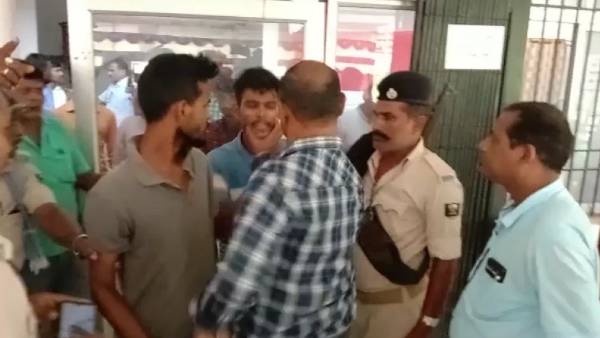 'शांति व्यवस्था बहाल रखने लिए बल का इस्तेमाल'