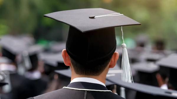 आर्थिक तंगी को मात देकर मिली कामयाबी आर्थिक तंगी को मात देकर मिली कामयाबी