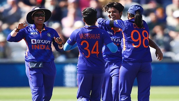 झूलन गोस्वामी ने शानदार गेंदबाजी झूलन गोस्वामी ने शानदार गेंदबाजी