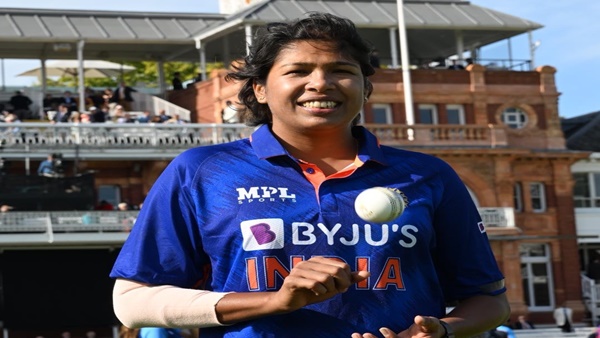 झूलन गोस्वामी ने झटके दो विकेट झूलन गोस्वामी ने झटके दो विकेट